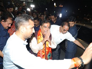 Mukesh Ambani Akash And Anant Ambani Visited Babulnath Temple